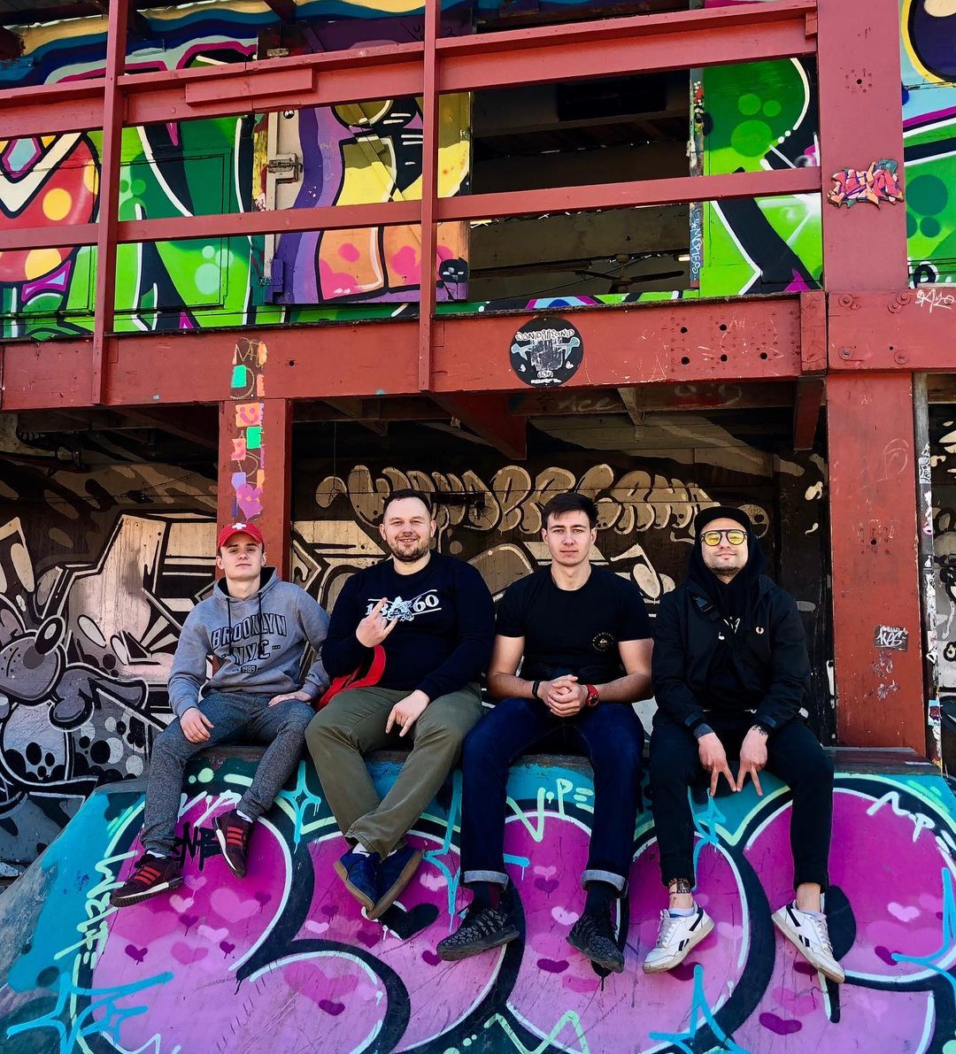 Виктор Розовый, который продолжает реабилитацию после травмы, восхитил общими фото с женой