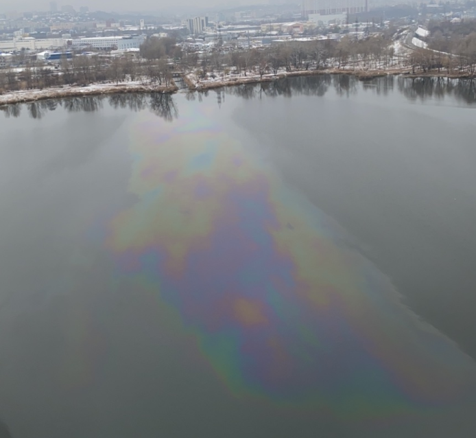 В озеро Киева сливают опаснейшие отходы: на воде пленка из нефти (фото)