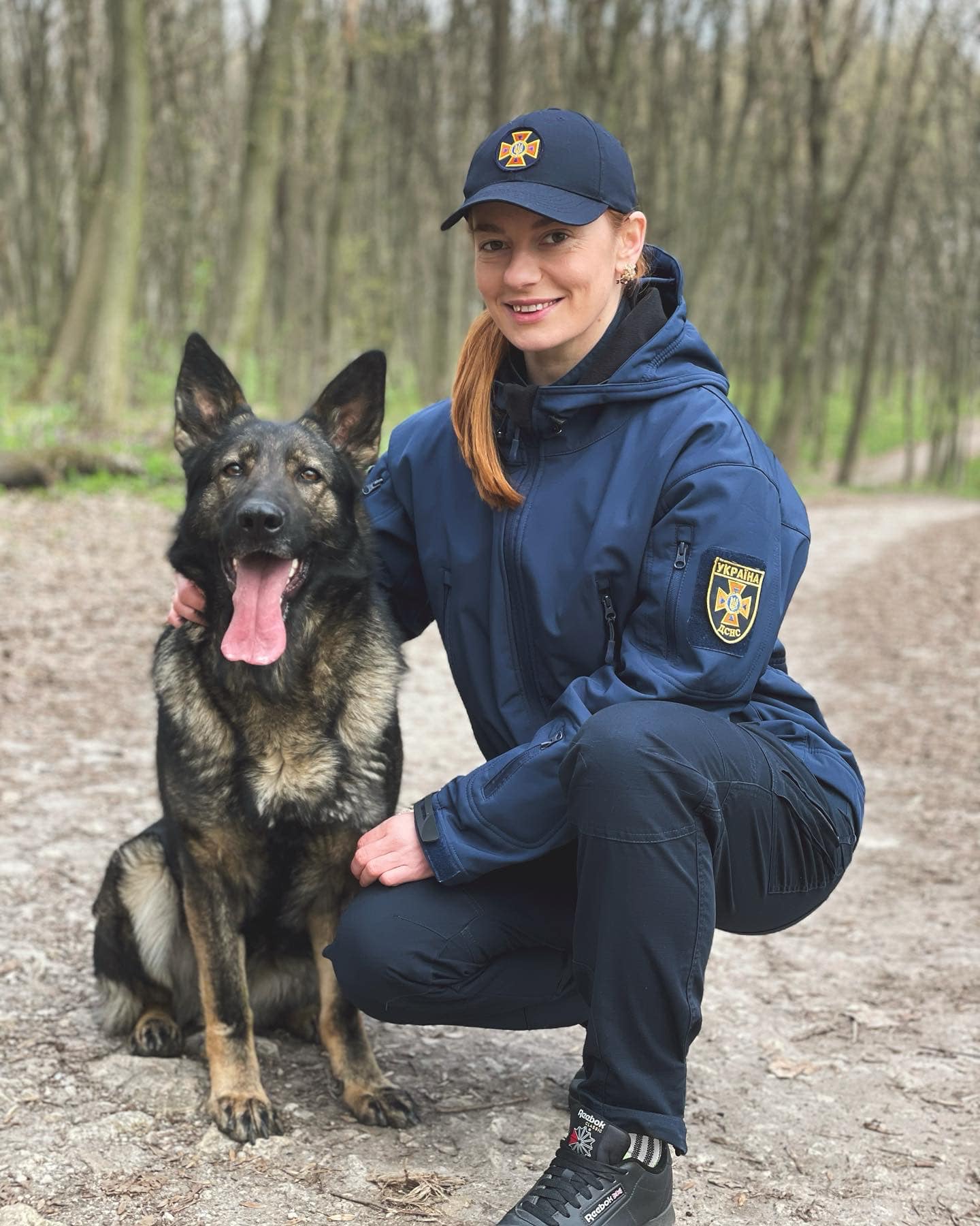 Это поразительно! Украинская спасательница надела форму, выполняя упражнения на перекладине