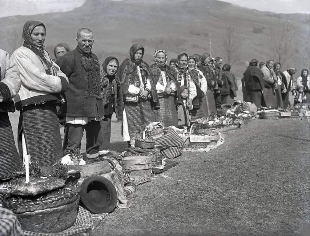 Дивіться, як українці святили паски століття тому: великодні фото з різних регіонів
