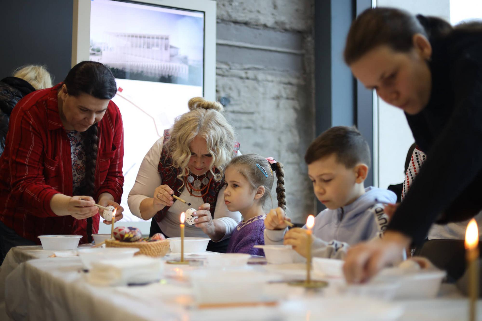 Діти після окупації та бомбардувань створили писанки до Великодня: подивіться на ці фото
