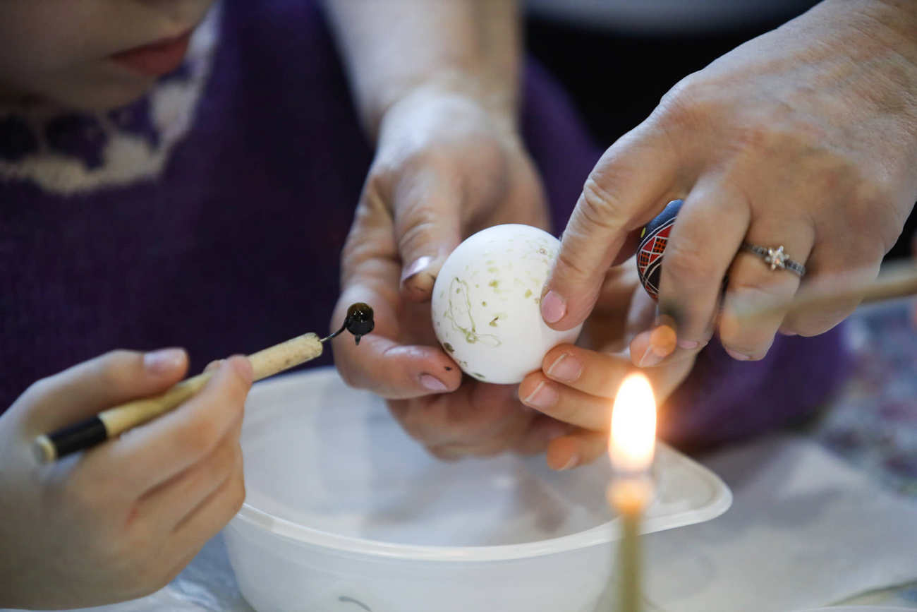 Діти після окупації та бомбардувань створили писанки до Великодня: подивіться на ці фото