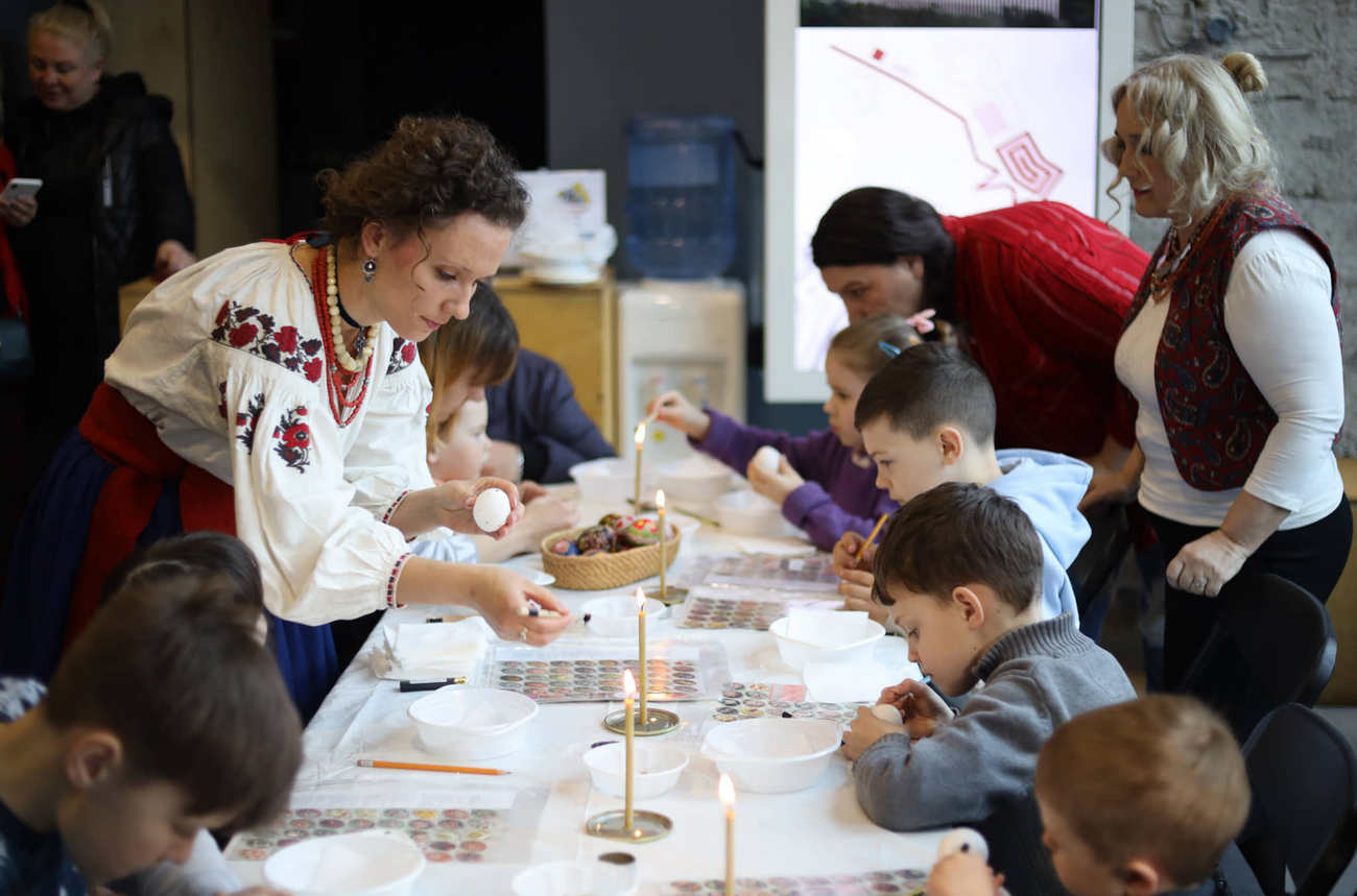 Діти після окупації та бомбардувань створили писанки до Великодня: подивіться на ці фото