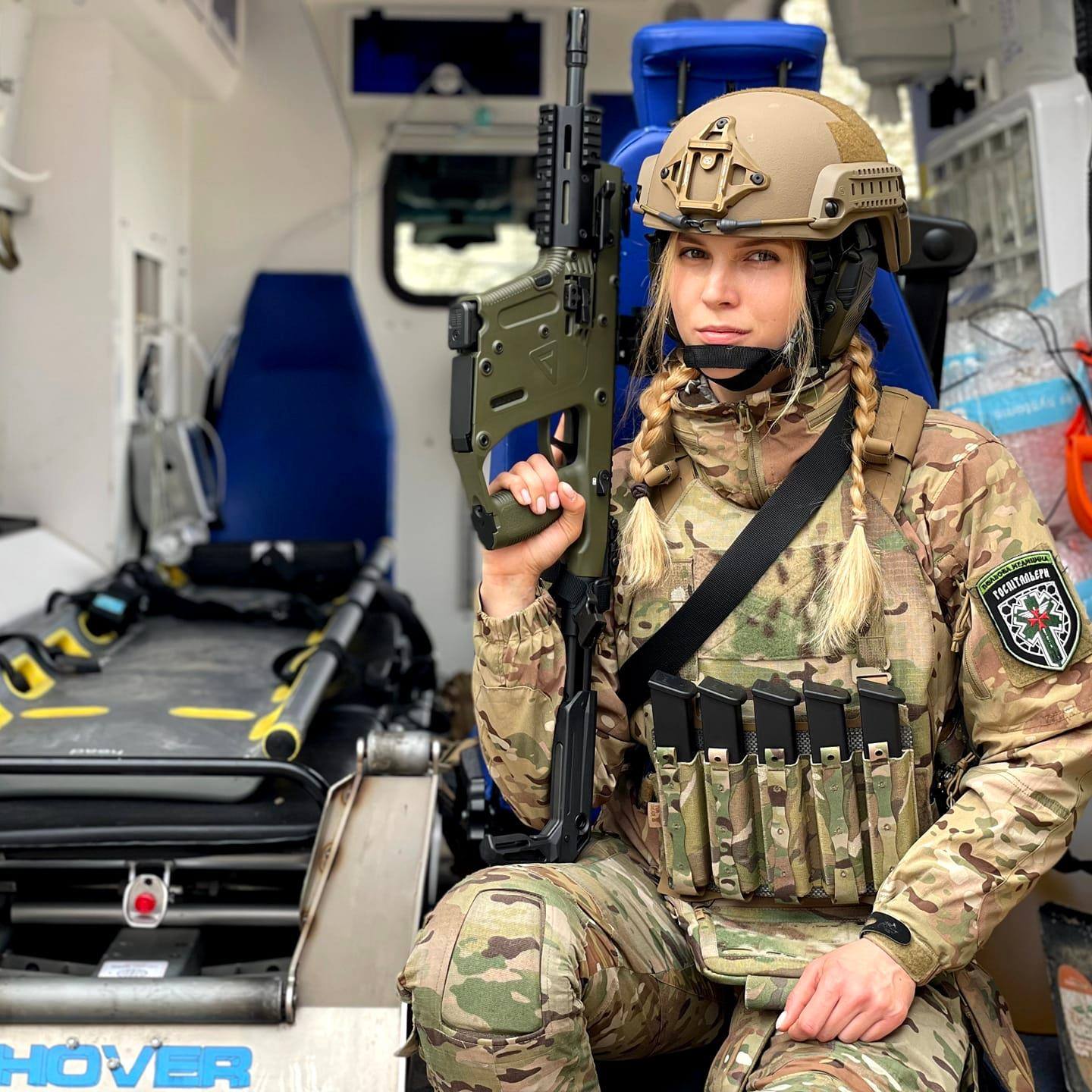 Подивіться на ці фото сильних українок, які допомагають, захищають і оберігають нашу країну