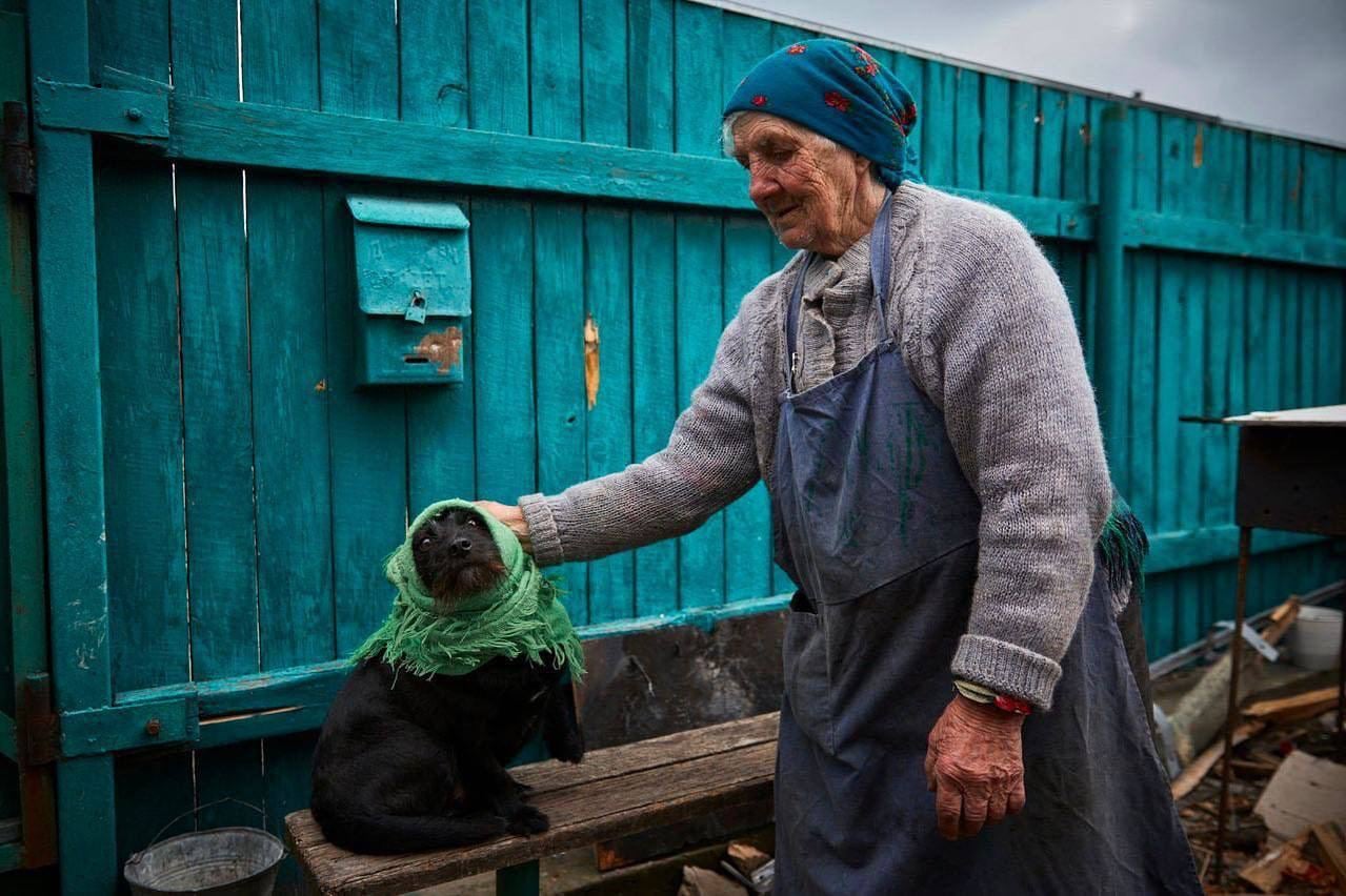 Серце щемить, а душа радується. Як живе зараз Юхимівна, яка ховала собачку Боню в зелену хусточку від обстрілів