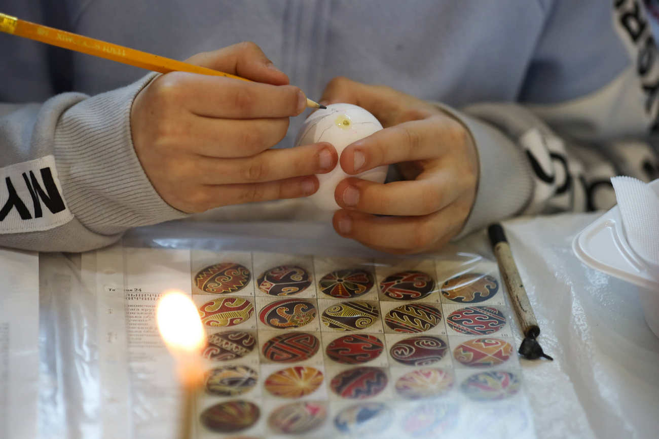 Діти після окупації та бомбардувань створили писанки до Великодня: подивіться на ці фото