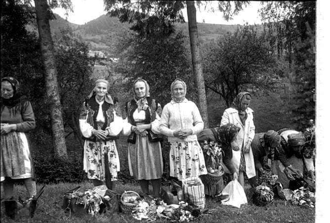 Дивіться, як українці святили паски століття тому: великодні фото з різних регіонів
