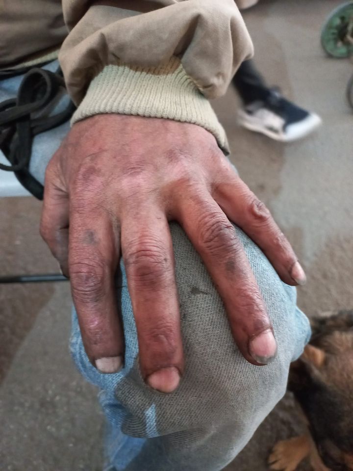 Українець з Маріуполя пройшов під обстрілами 5 діб з собакою на руках