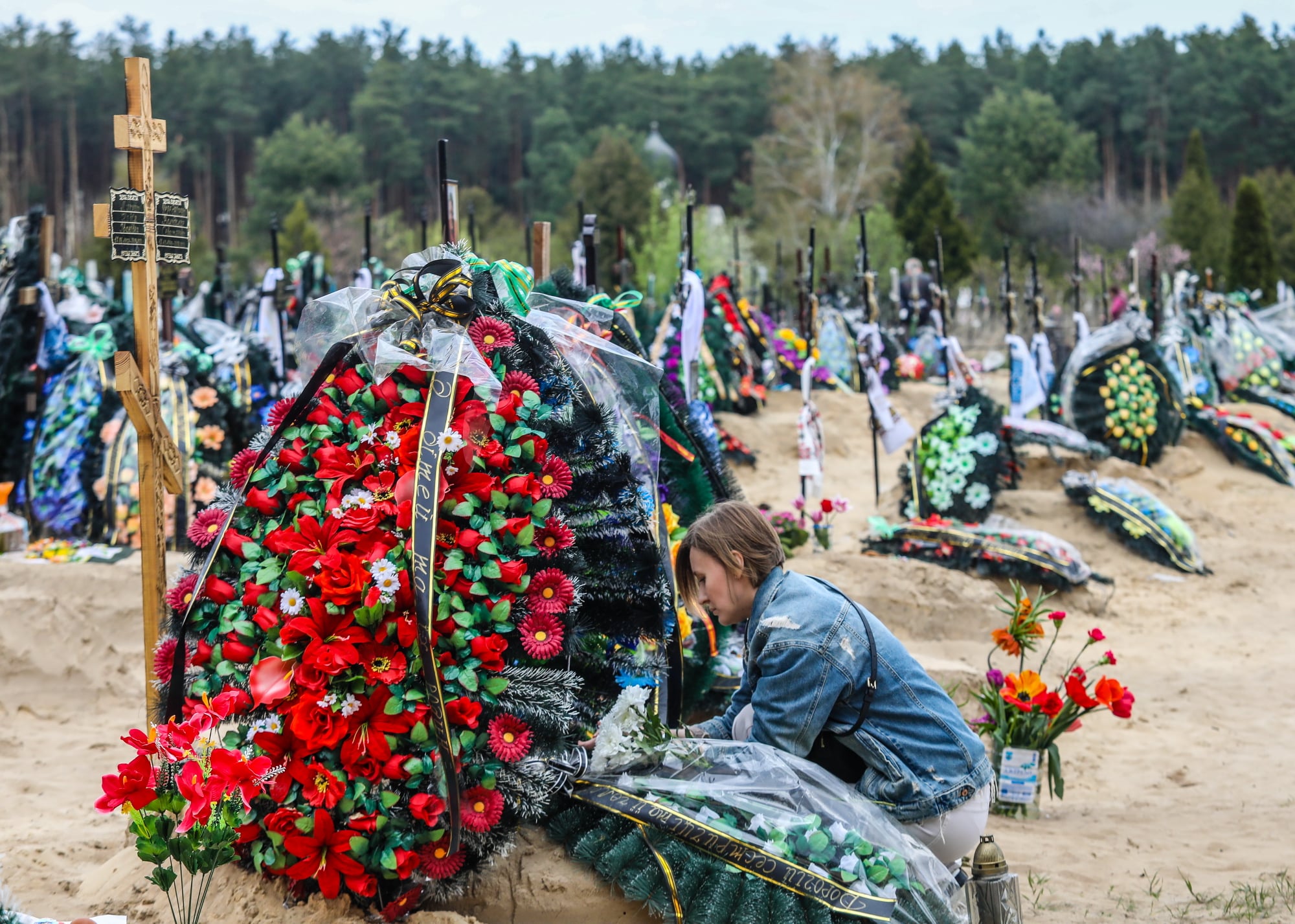 Мурашки по шкірі: мережу потрясли фото поминальних днів в Ірпені