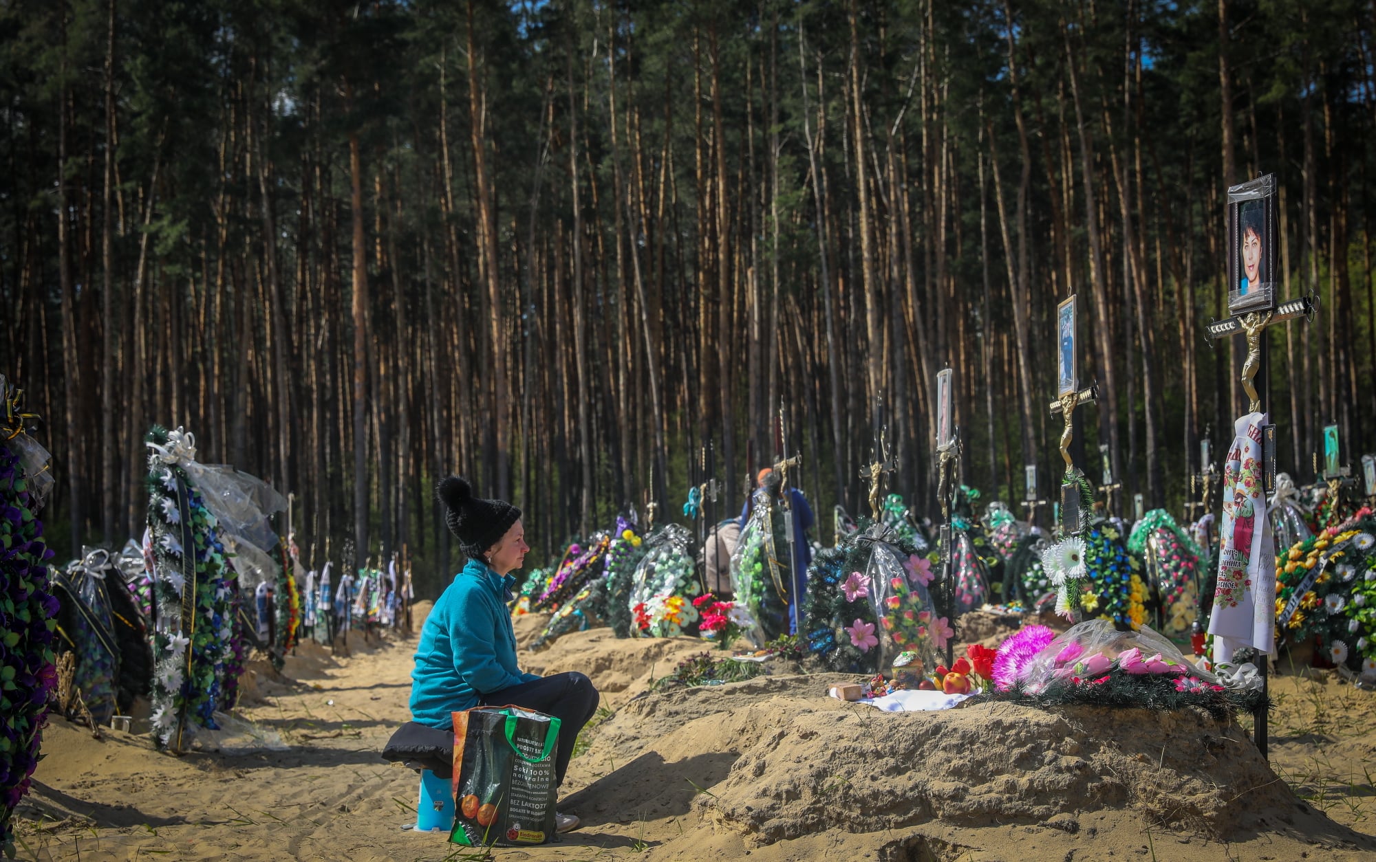 Мурашки по шкірі: мережу потрясли фото поминальних днів в Ірпені