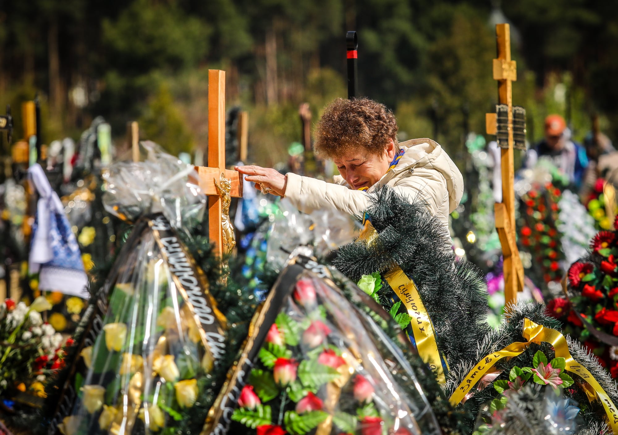 Мурашки по шкірі: мережу потрясли фото поминальних днів в Ірпені