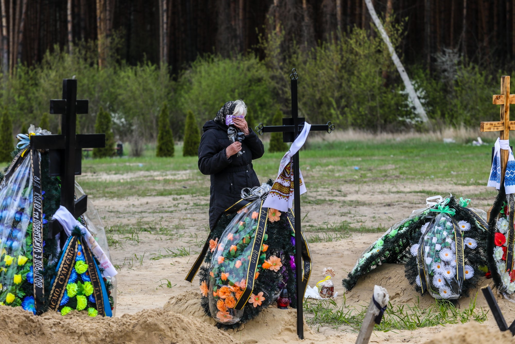 Мурашки по шкірі: мережу потрясли фото поминальних днів в Ірпені