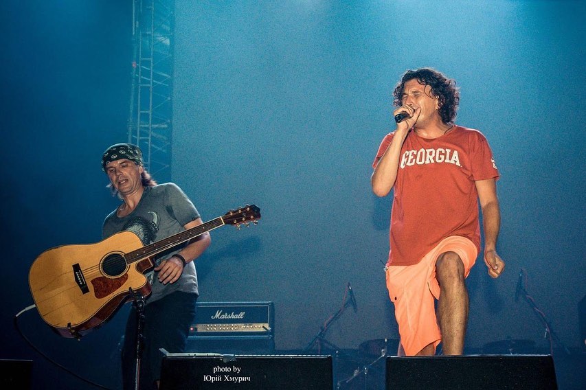 Легендарную футболку Скрябина, в которой он в 2014-м послал Путина, продали за рекордную сумму