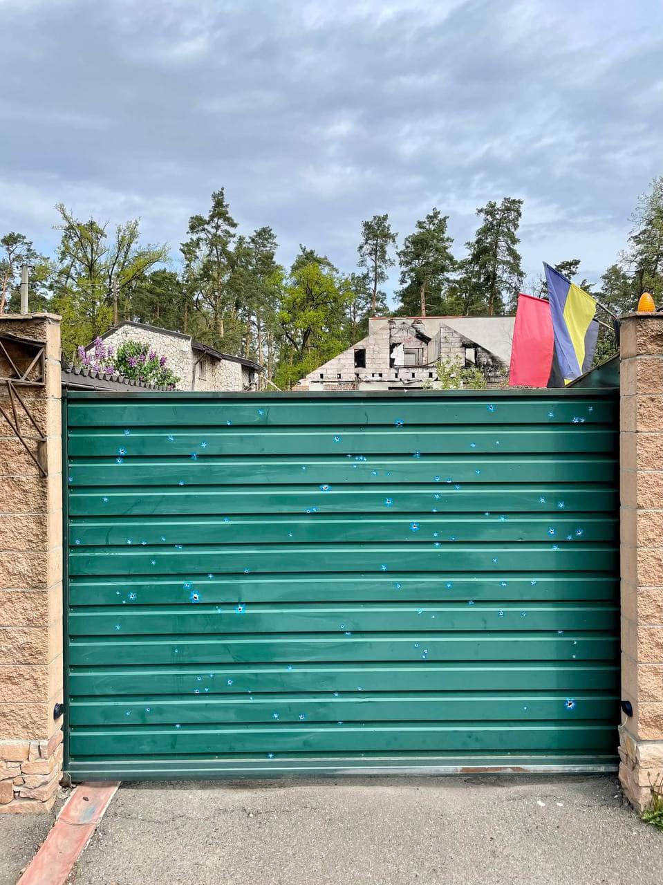 У Бучі художниця &quot;перетворила&quot; отвори від куль у квіти (фото)