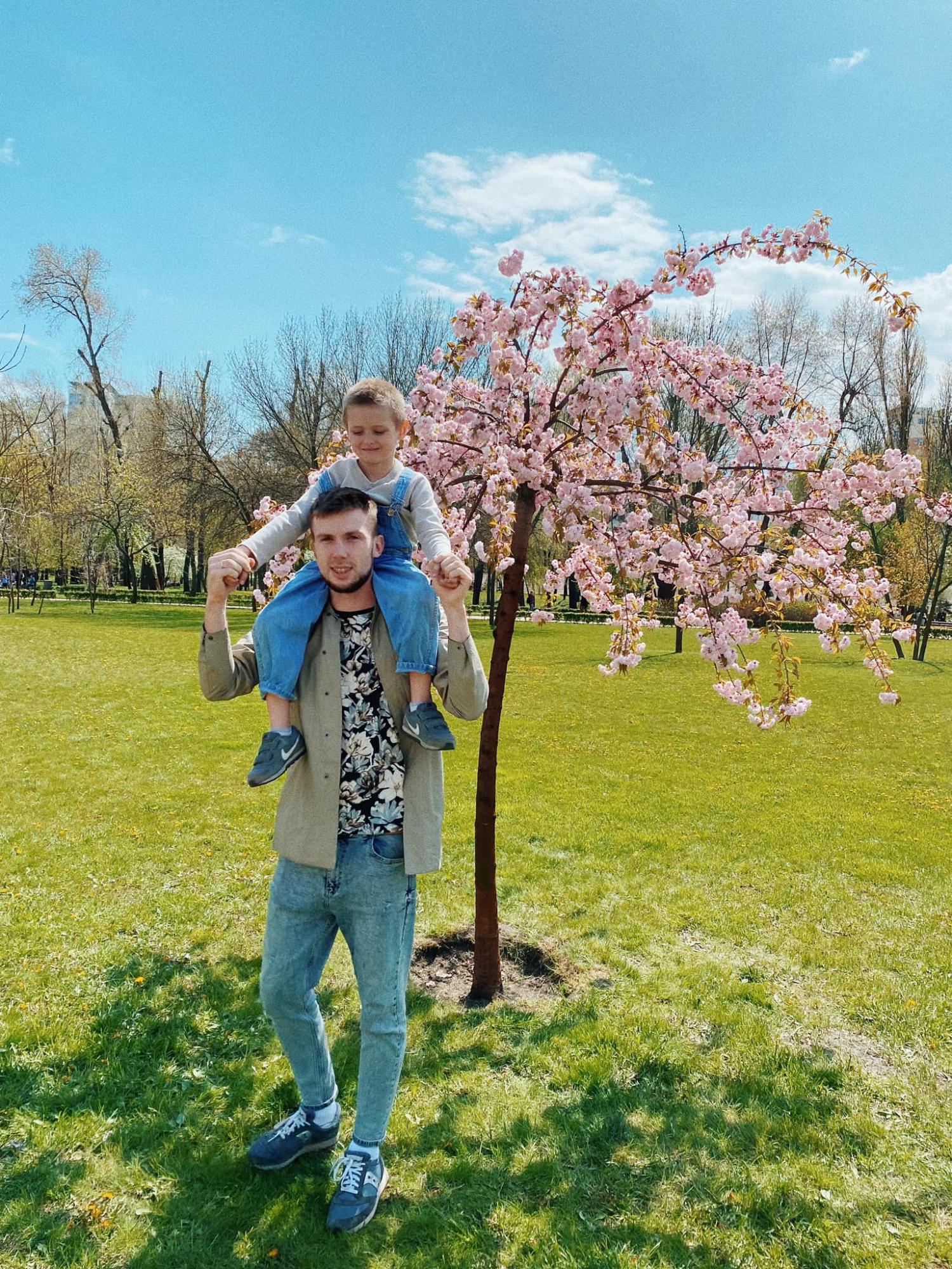 Був такий голодний, що їв свої іграшки: 6-річний хлопчик, який втратив батьків у Маріуполі, знайшов нову родину