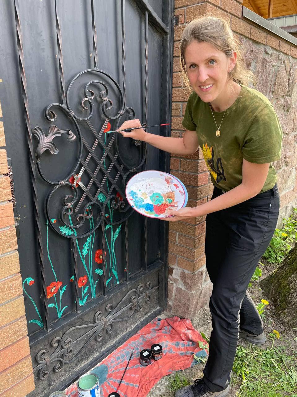 У Бучі художниця &quot;перетворила&quot; отвори від куль у квіти (фото)