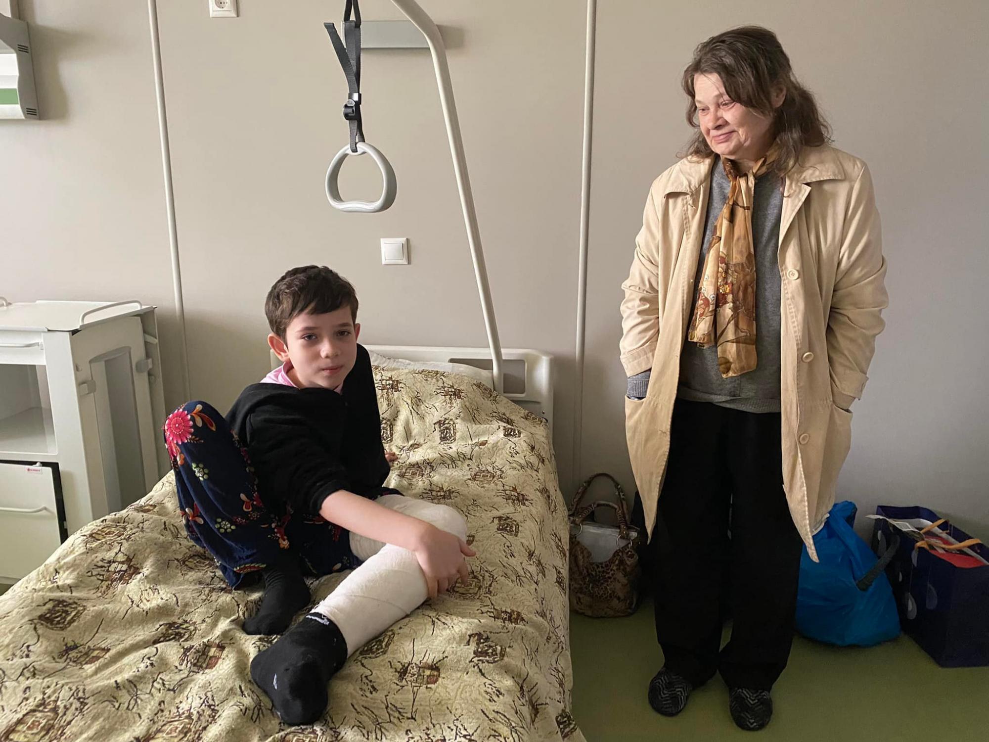 Мама була поранена в голову, але дотягнула сина до укриття: лікарі поставили на ноги 10-річного хлопчика з Маріуполя