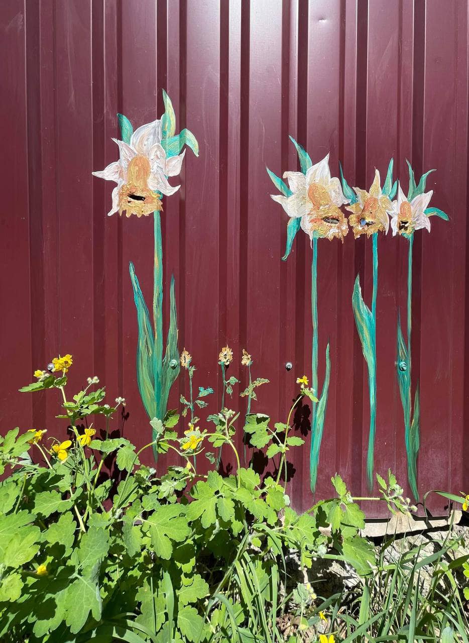 У Бучі художниця &quot;перетворила&quot; отвори від куль у квіти (фото)