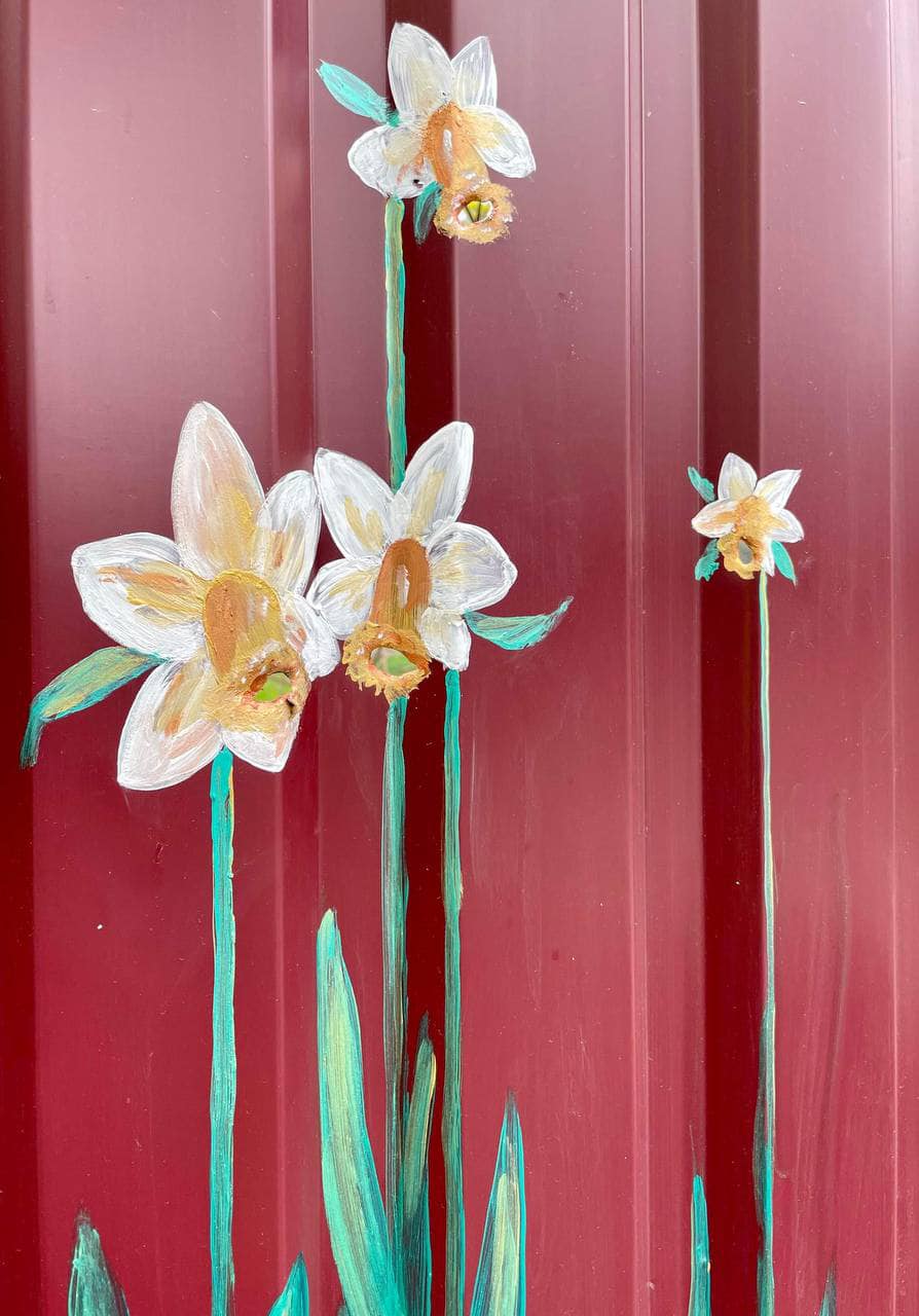 У Бучі художниця &quot;перетворила&quot; отвори від куль у квіти (фото)