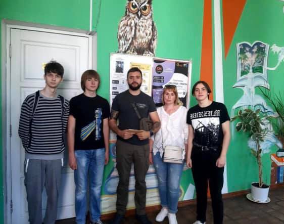 Учні київської школи відмовилися від випускного і віддали всі гроші ЗСУ