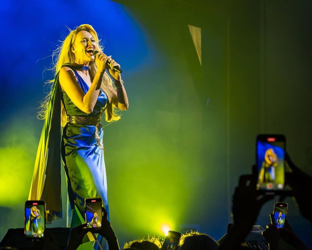 Синьо-жовті серця: неймовірні патріотичні сукні українських зірок, які зачаровують