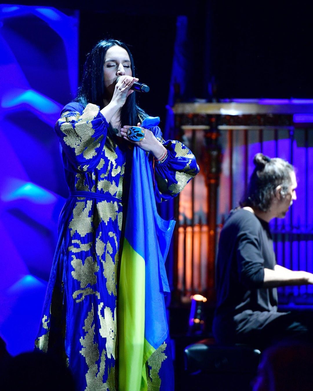 Синьо-жовті серця: неймовірні патріотичні сукні українських зірок, які зачаровують