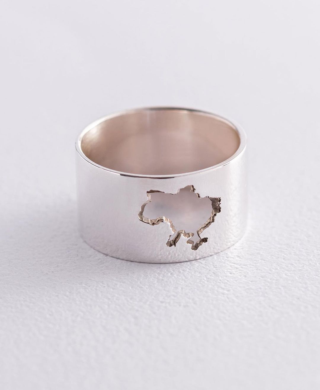 Анджеліна Джолі носить українську каблучку за 1500 грн (фото)