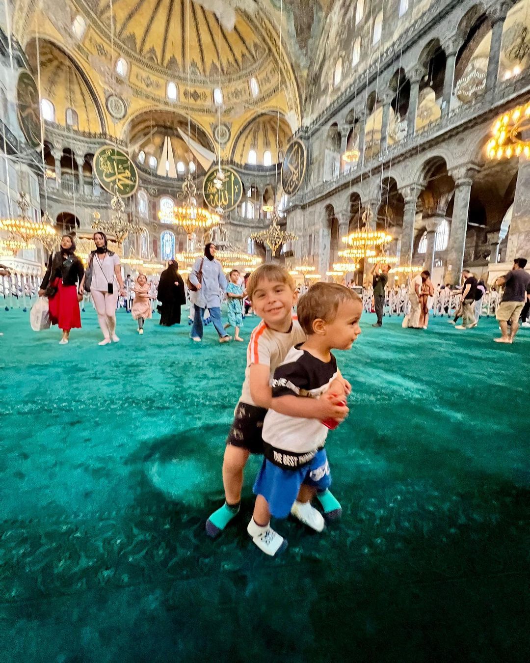 Джамала вперше за три місяці вийшла на прогулянку з синами: милі фото