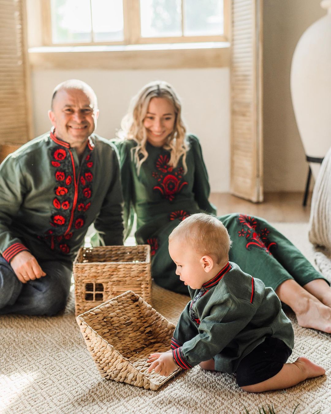 Павлик с женой и сыном устроили яркий фотосет в вышиванках: &quot;гордимся быть украинцами&quot;