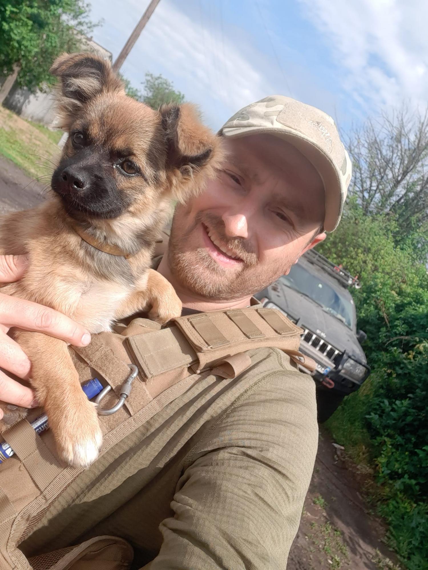 Український солдат рятує бездомних тварин і вже став зіркою у західних ЗМІ (відео)