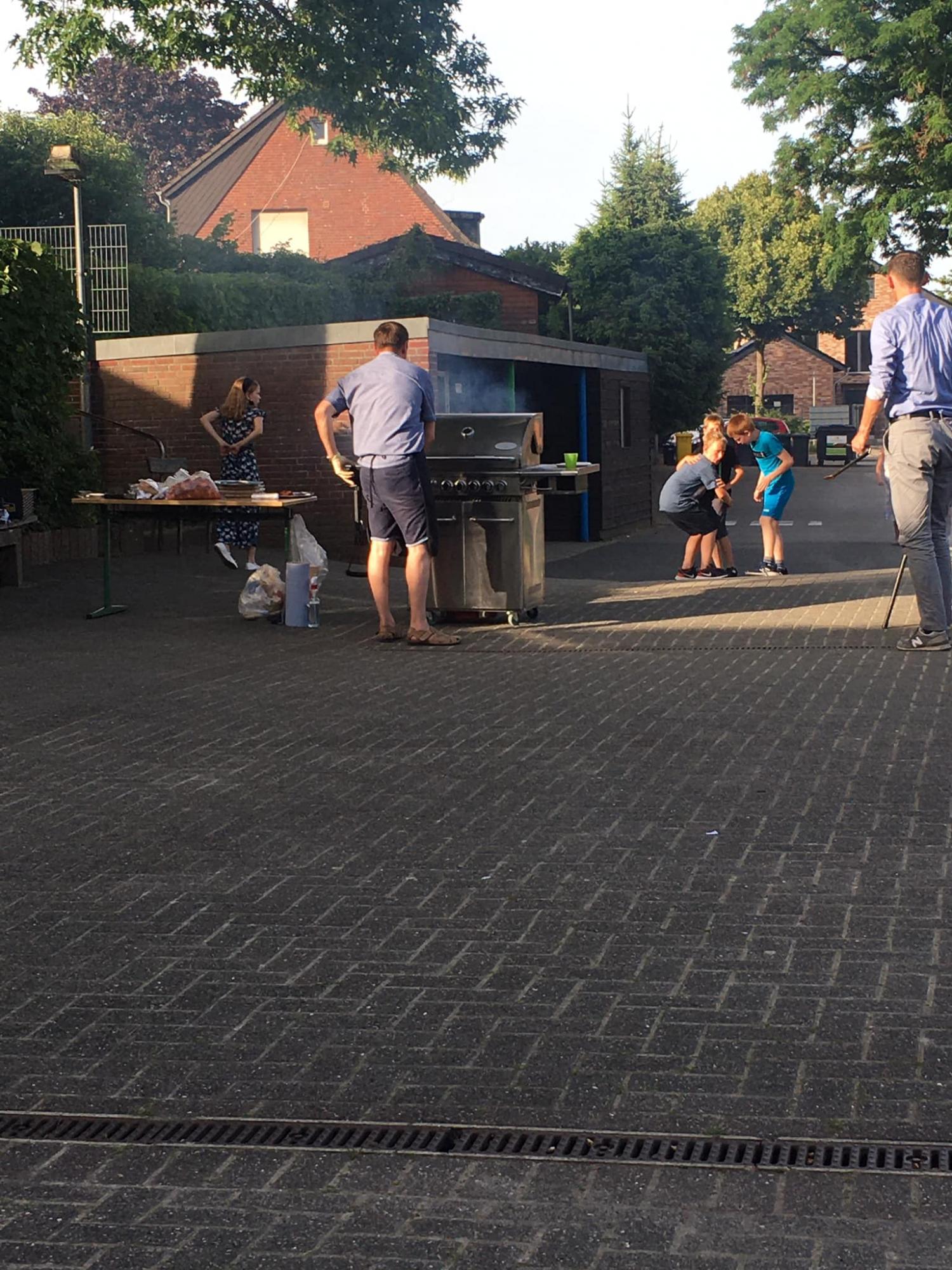 "Людоньки, я ледь не плакала": українка показала випускний у німецькій школі