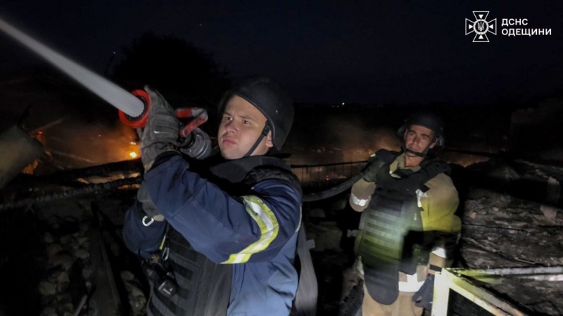 Russia strikes Ukraine overnight: High-rise in Dnipro hit, Mykolaiv on fire