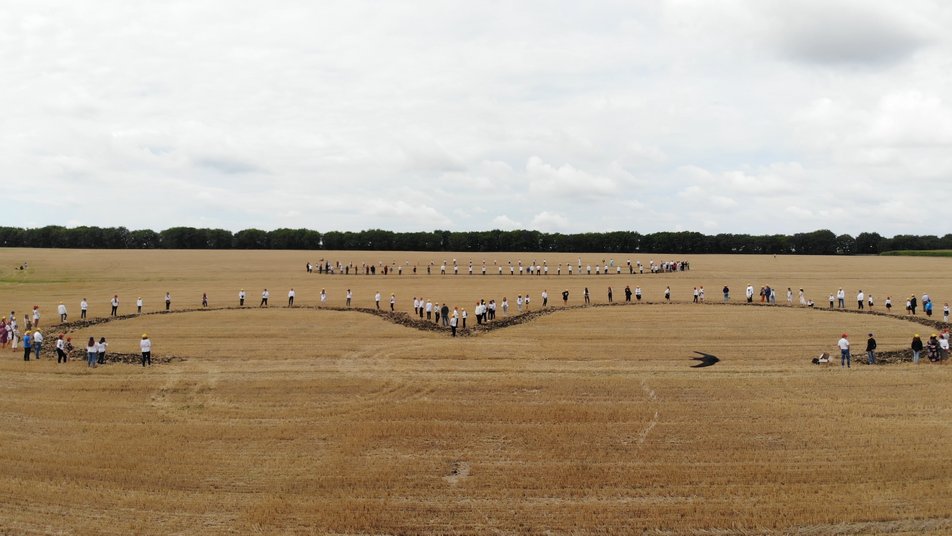 Под Винницей фермеры высеяли на поле самый большой герб Украины: видео рекорда
