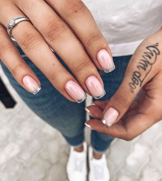 Просто и со вкусом: тренды маникюра на осень 2022