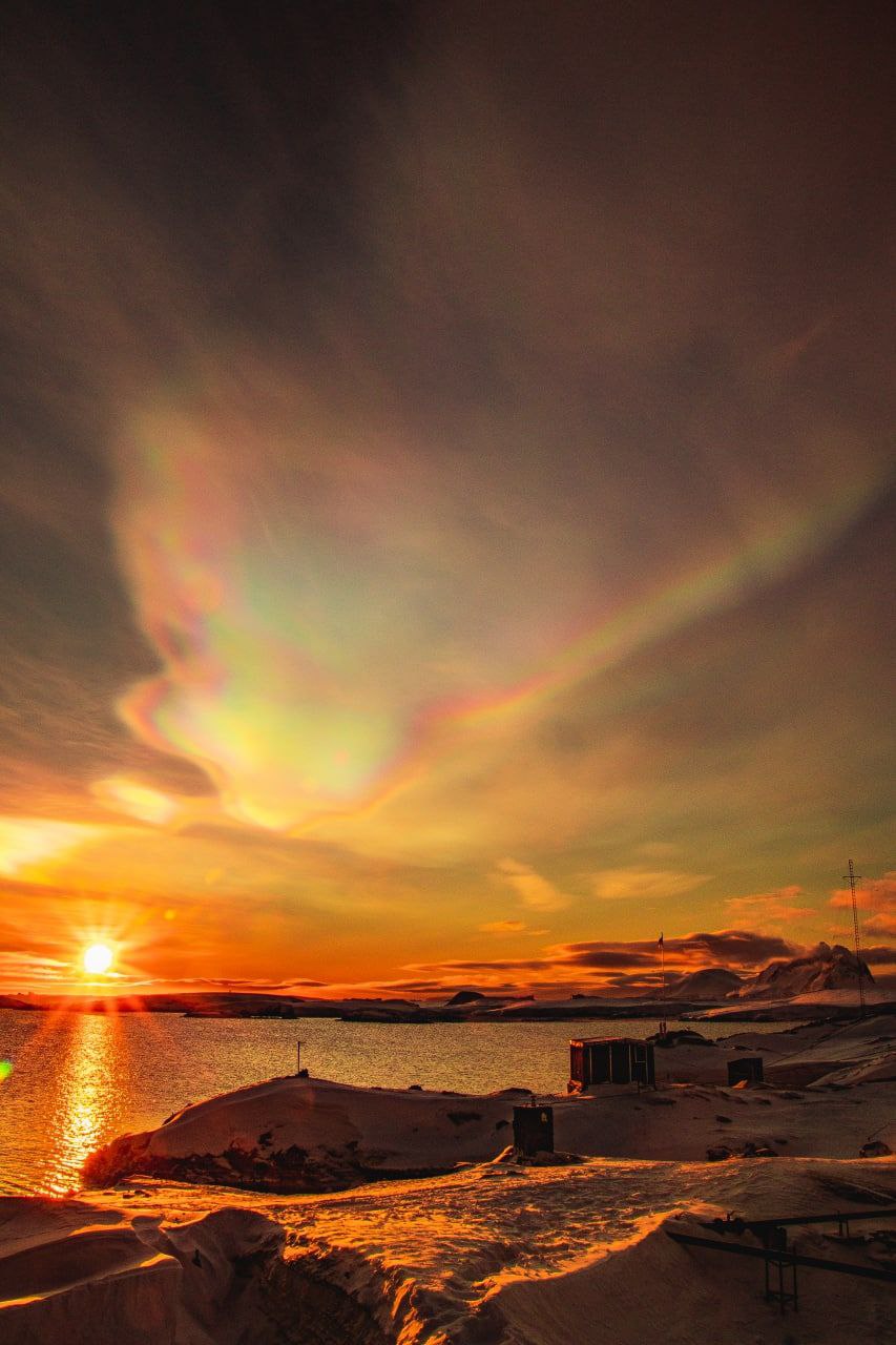 Українські полярники показали неймовірної краси явище: ці фото заворожують