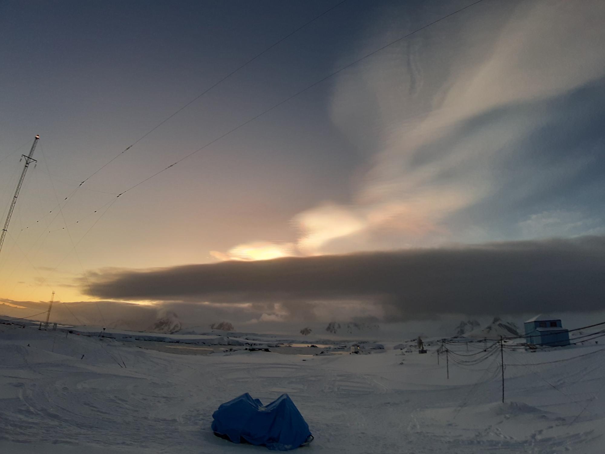 Українські полярники показали неймовірної краси явище: ці фото заворожують