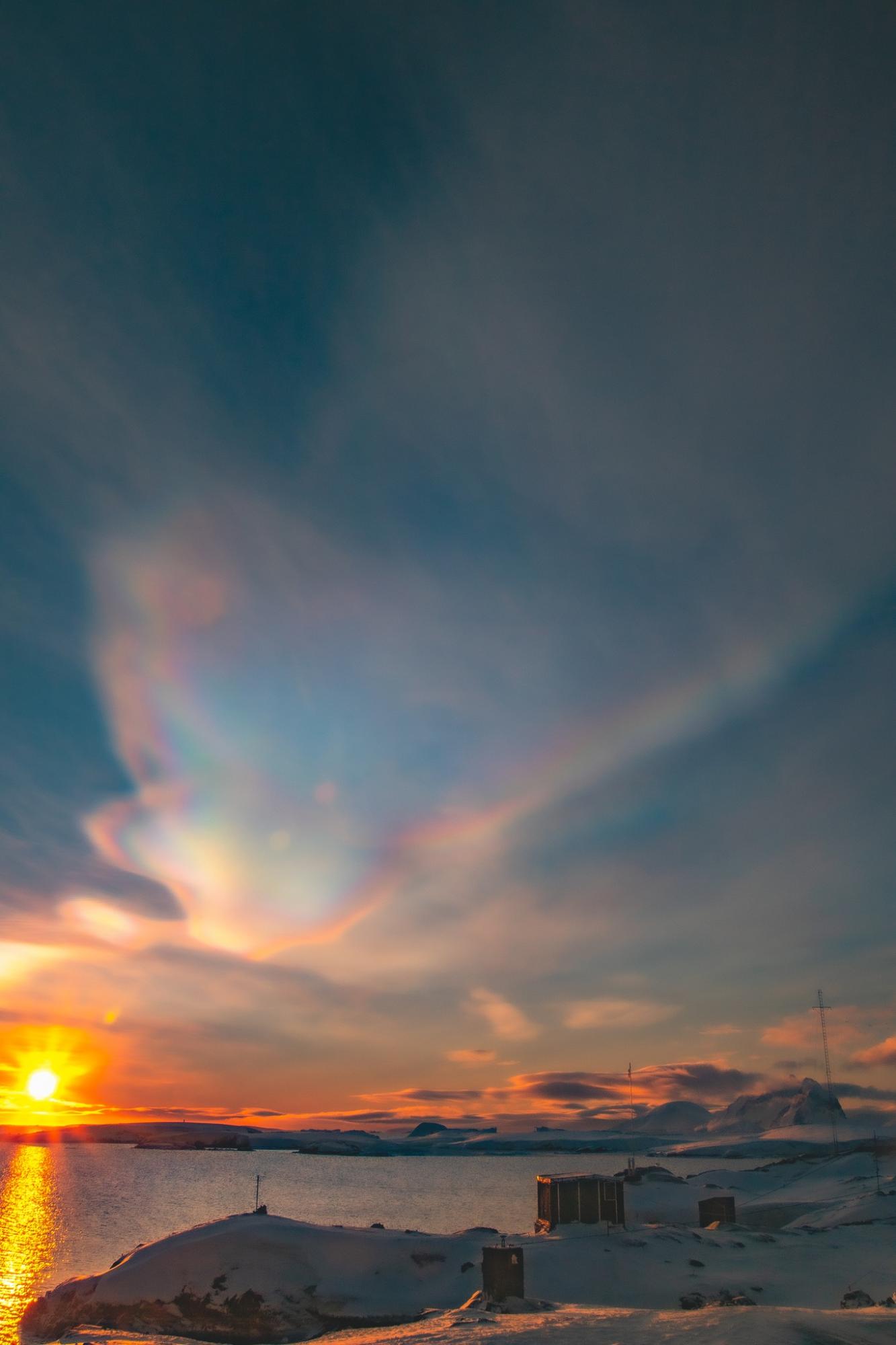 Українські полярники показали неймовірної краси явище: ці фото заворожують