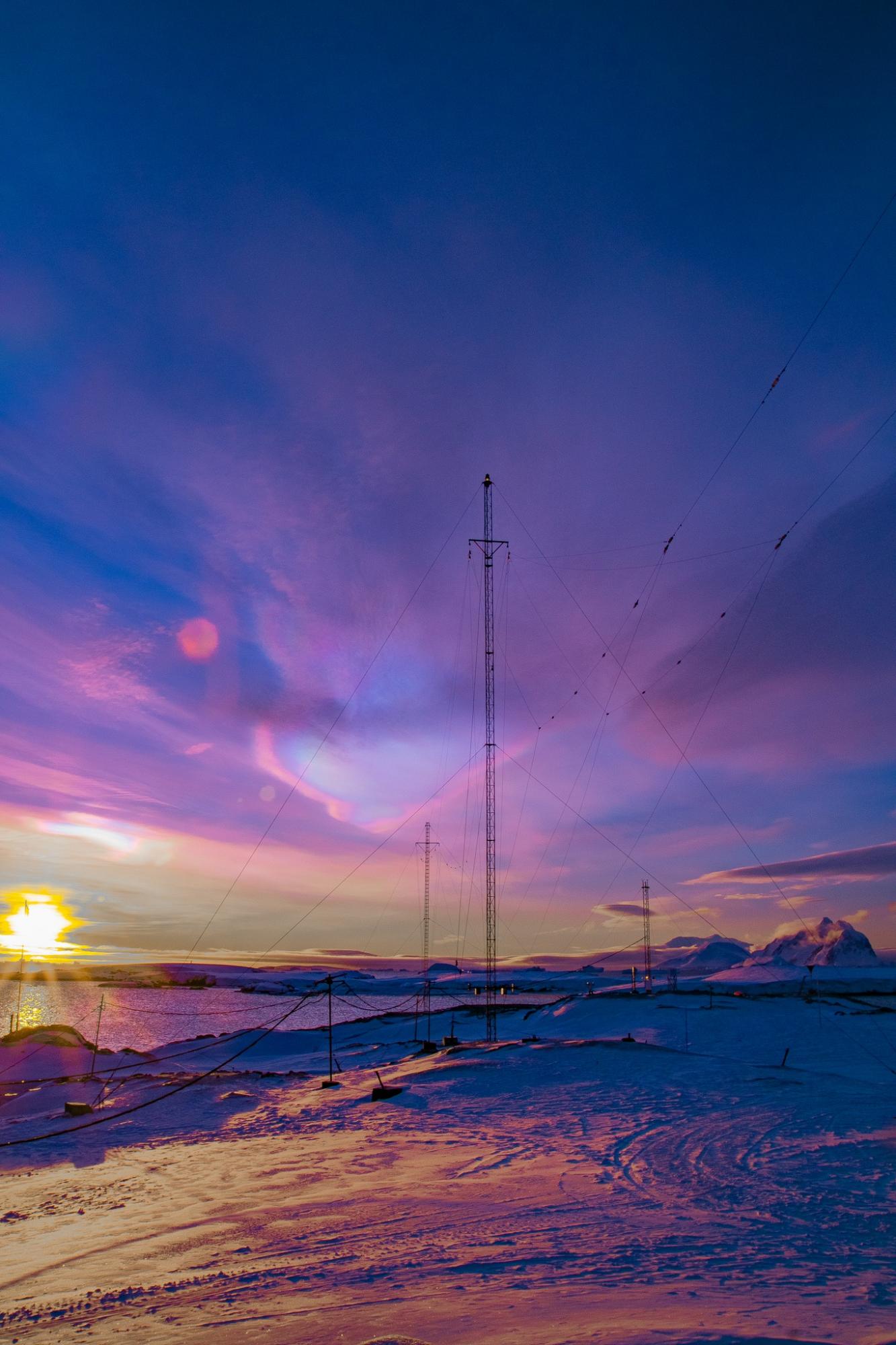 Українські полярники показали неймовірної краси явище: ці фото заворожують