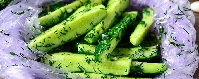 Швидкі малосольні огірки, які можна подавати до столу вже через 4 години