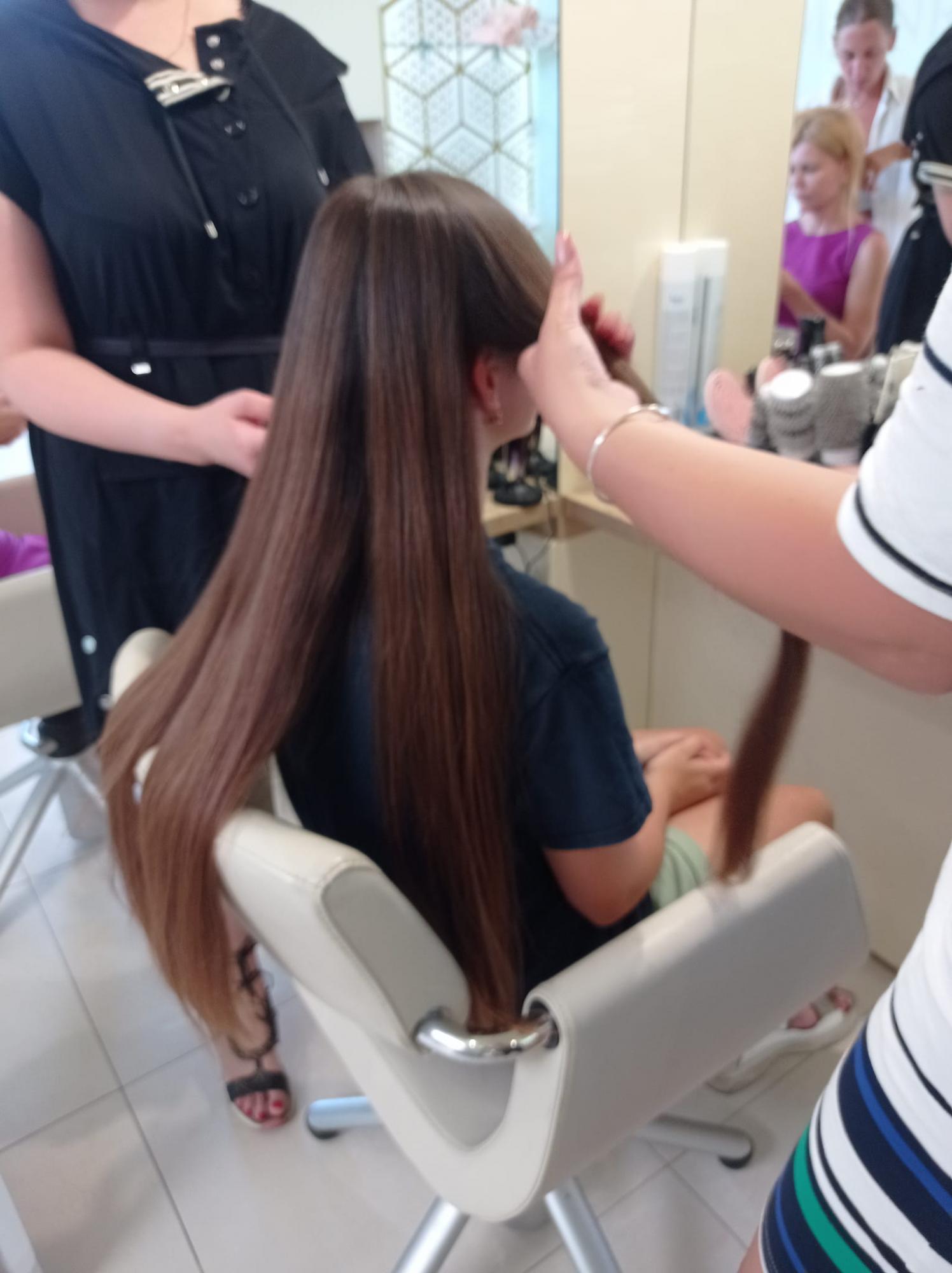 Школьница из Черновцов обрезала длинные волосы, чтобы помочь ВСУ: фото невероятного поступка