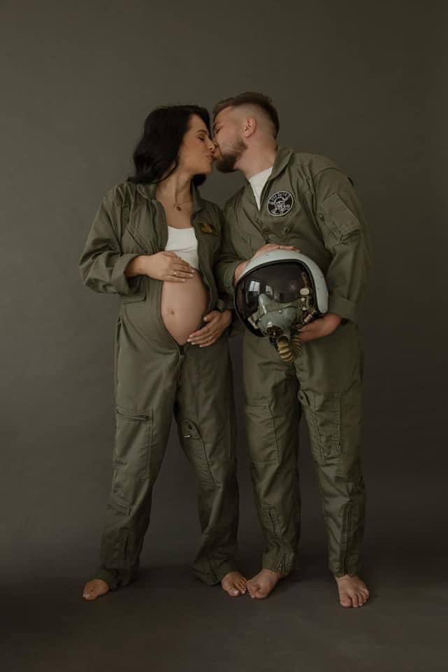 Семейная пара защищает небо Украины и ждет ребенка: милые фото военного летчика с женой