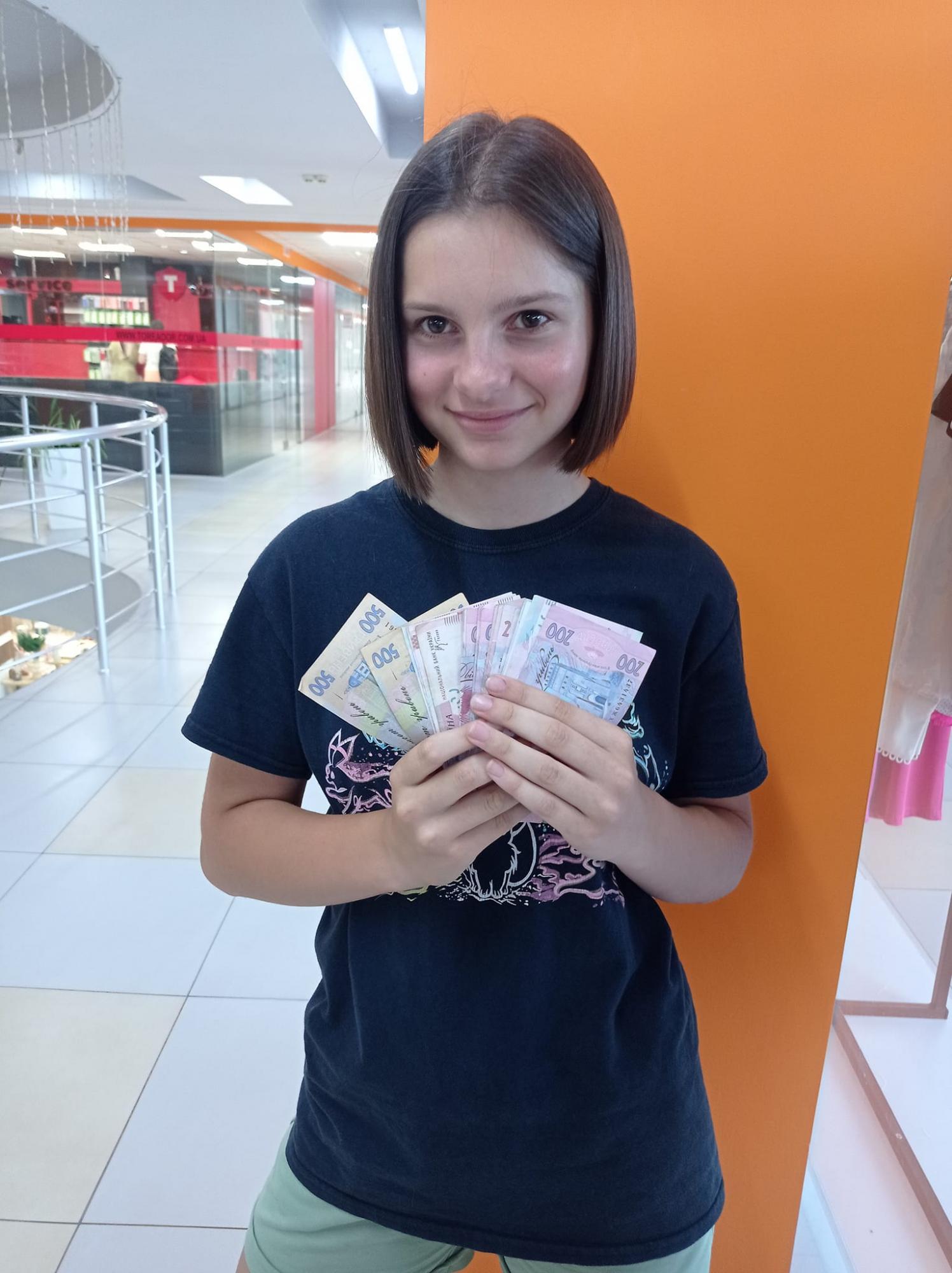 Школьница из Черновцов обрезала длинные волосы, чтобы помочь ВСУ: фото невероятного поступка