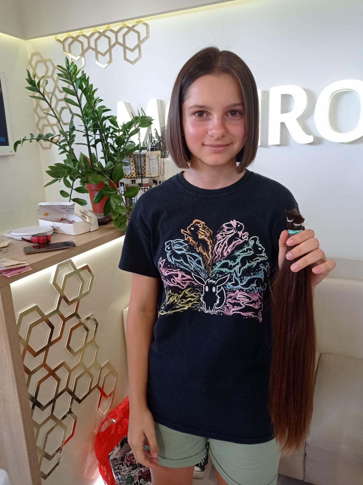 Школьница из Черновцов обрезала длинные волосы, чтобы помочь ВСУ: фото невероятного поступка