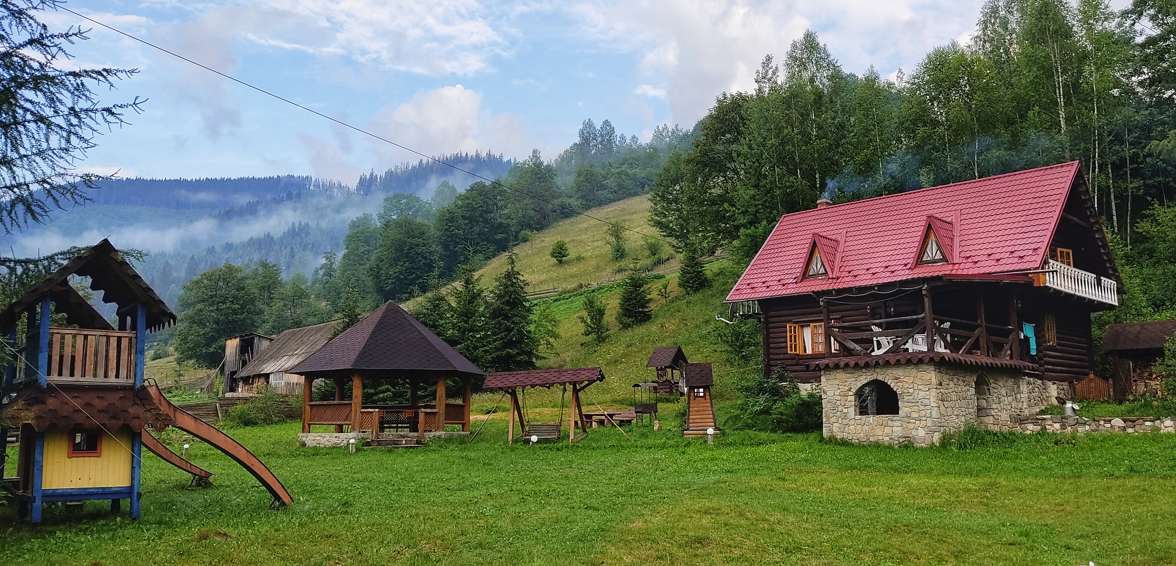 &quot;Зараз туризм ні на що не схожий&quot;. Як відпочивають у Карпатах під час війни