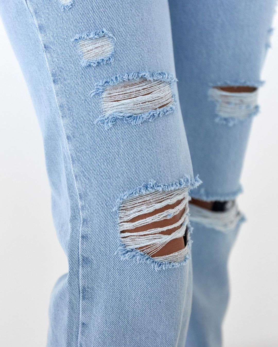 Мода крізь віки. Як правильно носити рвані джинси, щоб завжди бути в тренді