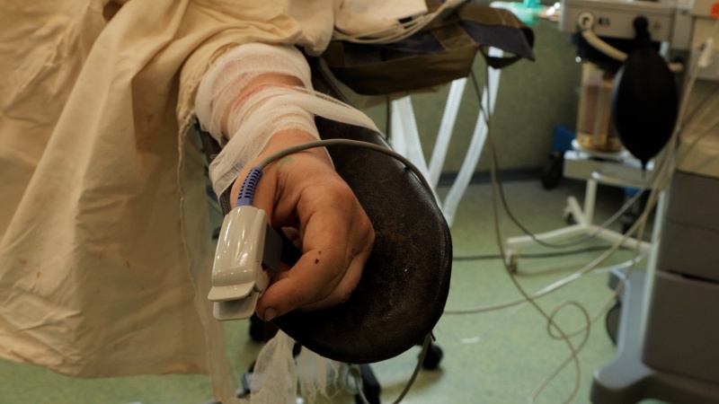 Бесконечная смена. Один день с медиками больницы Мечникова, где ежедневно спасают военных