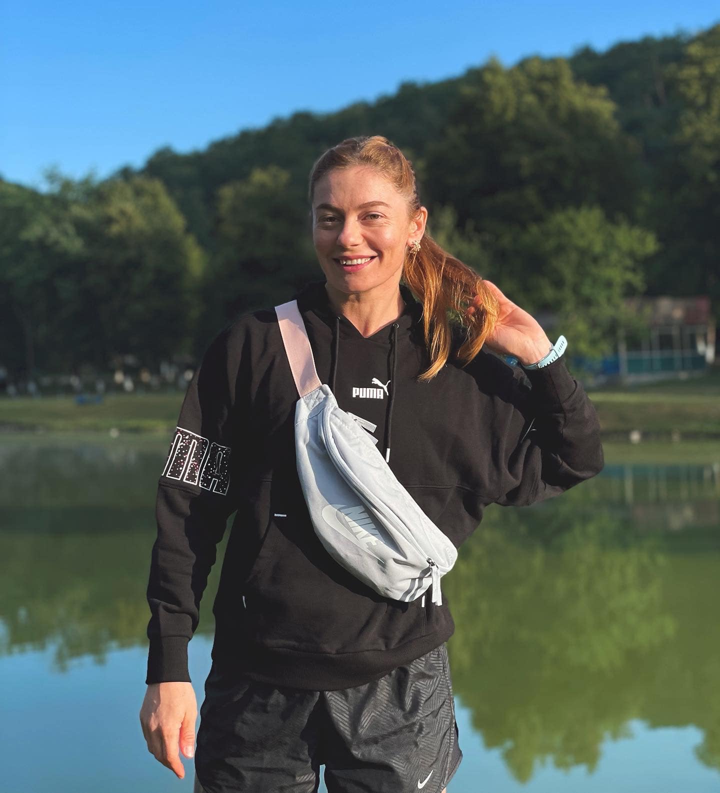 Это поразительно! Украинская спасательница надела форму, выполняя упражнения на перекладине