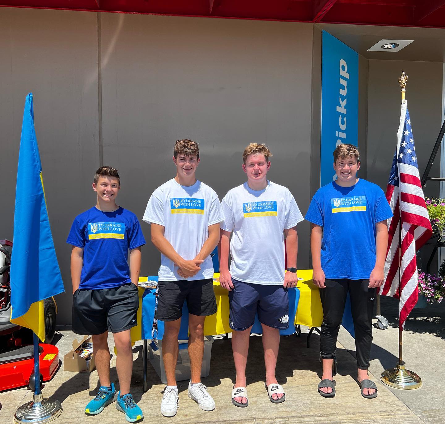 У США школярі зібрали гроші на модульні будинки для українців, і приїхали в Макарів для зведення