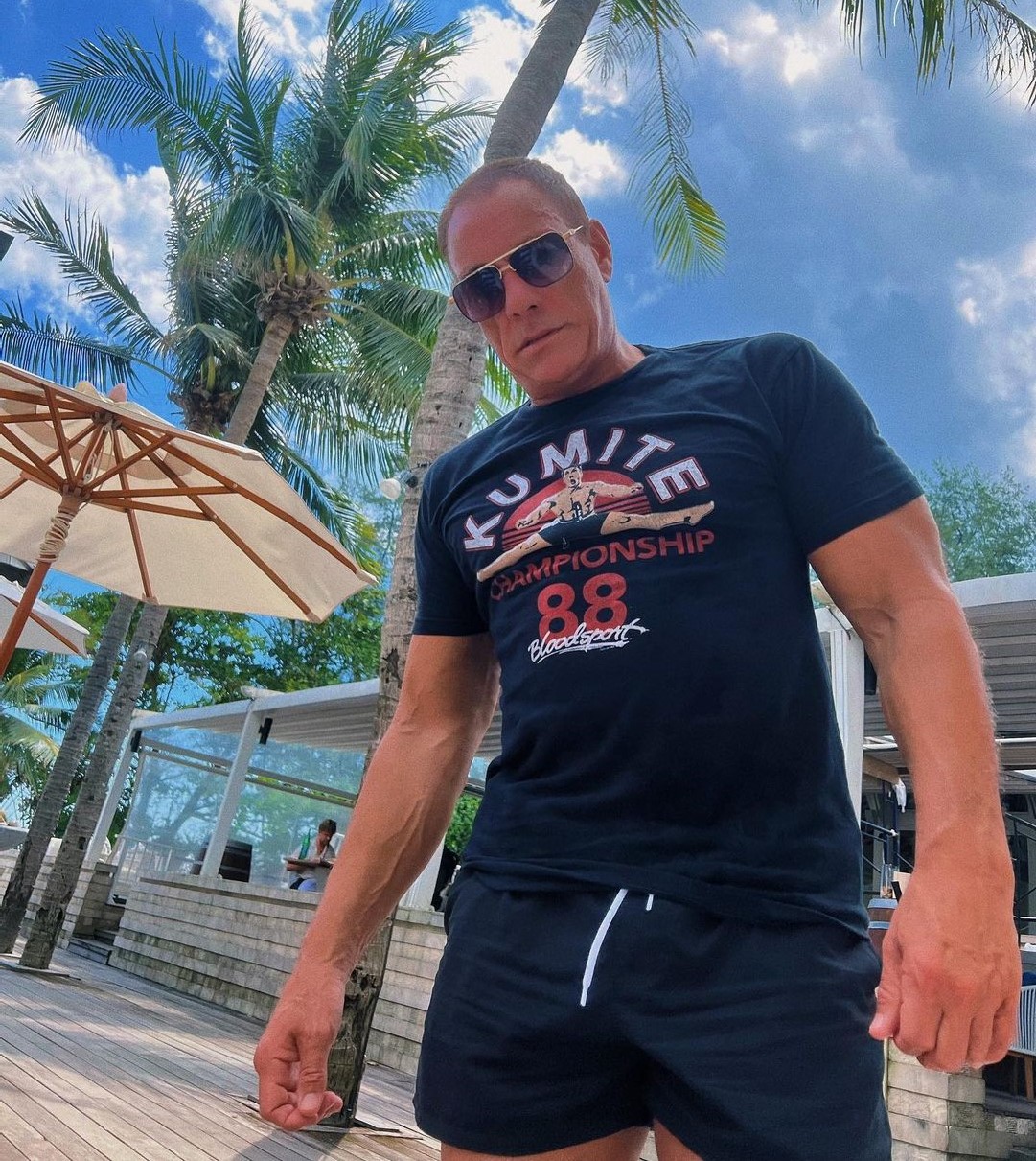 Звезда Голливуда Жан-Клод Ван Дамм встретился с украинскими военными и выкрикнул &quot;Слава Украине!&quot;