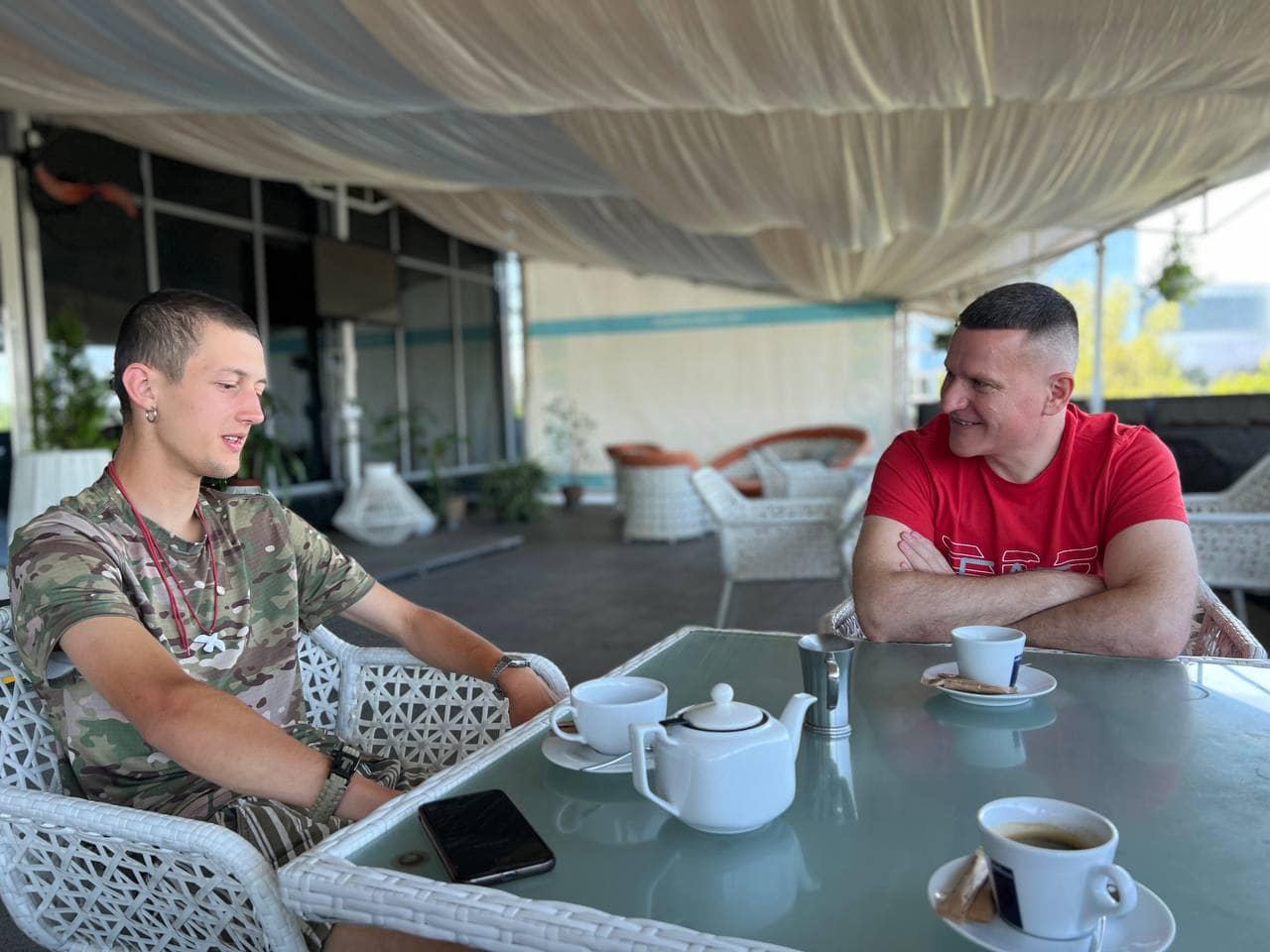 Офіціант із Києва пішки дійшов до Запоріжжя, щоб зібрати мільйон для ЗСУ: історія подорожі волонтера